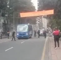 Disturbios en la Universidad Pedagógica de Bogotá, donde encapuchados atacaron y robaron bus del SITP