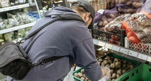 Foto de persona comprando papas, en nota de precio de papa criolla, pastusa y más en Colombia hoy en Corabastos: bulto y kilo
