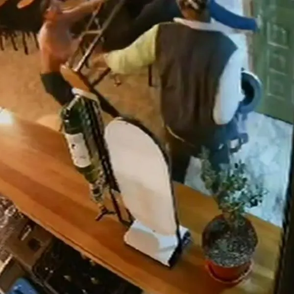 Robo en bar de Bogotá, fue frustrado por mujer que golpeó con silla a ladrones