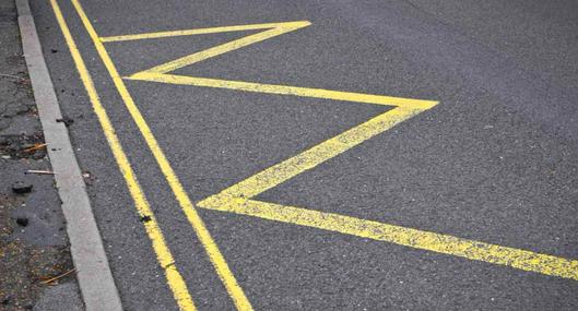 Foto de señal de tránsito, en nota de qué significa la raya amarilla en zigzag en la calle para utilizarlas sin multas