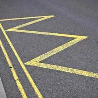 Qué significa la línea en zigzag que está en la carretera: así se usa para evitar multas