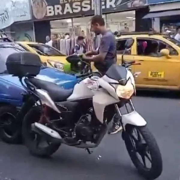 Fotos de pelea en Cúcuta, en nota de video viral de motociclista que armó en pelea y acabó huyendo asustado en Cúcuta