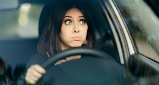 Foto de mujer manejando, en nota de por qué el volante del carro no está derecho e ideas de cómo se puede solucionar