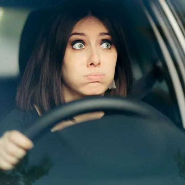 Foto de mujer manejando, en nota de por qué el volante del carro no está derecho e ideas de cómo se puede solucionar