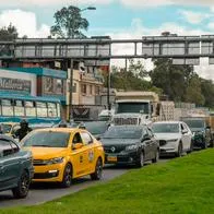 Foto de tráfico en Bogotá, en nota de qué pasa si placa del carro está deteriorada en Colombia.