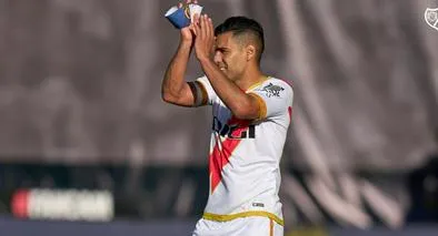 Falcao García, entre aplausos y conmovido en su último partido con Rayo Vallecano