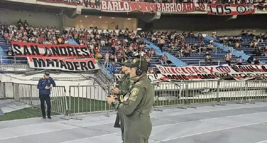 Policía durante partido de Junior en el estadio Metropolitano de Barranquilla.
