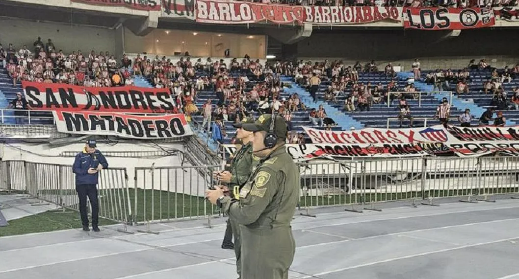 Policía durante partido de Junior en el estadio Metropolitano de Barranquilla.