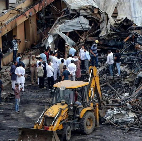 Veintisiete muertos en incendios de un parque de atracciones y 6 en un hospital infantil en India