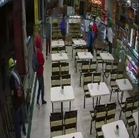 Hinchas del Tolima entraron a una panadería y robaron varios productos  