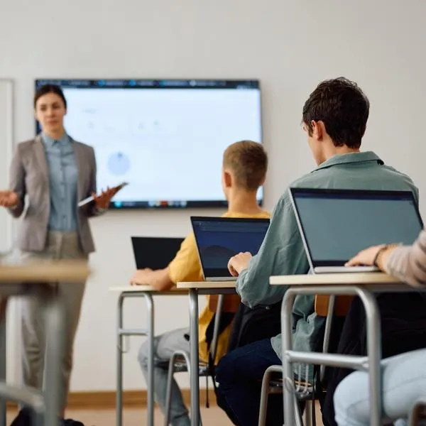 Estudiar con beca en Medellín: programas a los que puede aplicar para la universidad