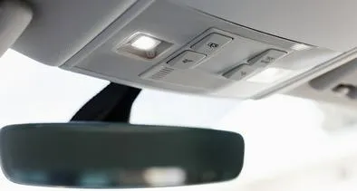 ¿Por qué se quedan prendidas las luces del carro?