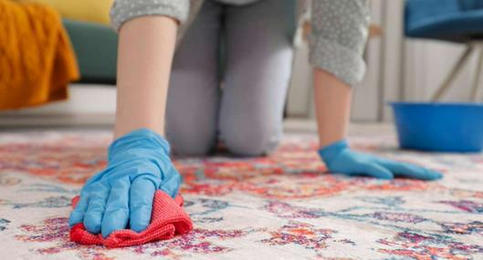 Foto de limpieza de piso, en nota sobre cómo limpiar las alfombras en casa en seco con guía que no necesita de lavandería