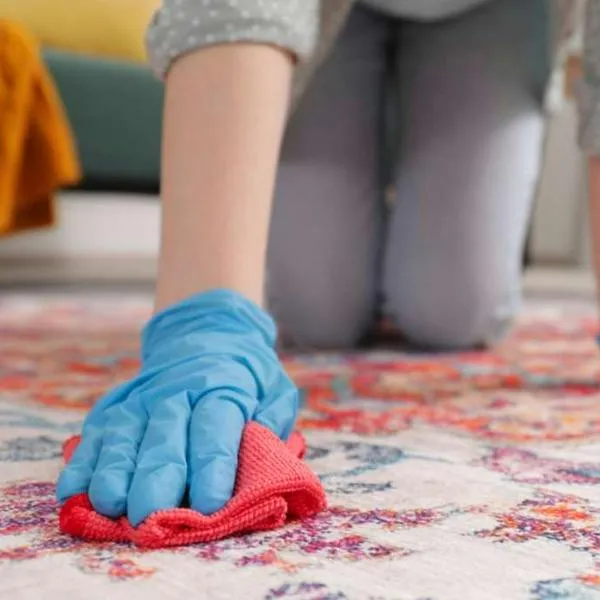 Foto de limpieza de piso, en nota sobre cómo limpiar las alfombras en casa en seco con guía que no necesita de lavandería