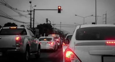Foto de tráfico vehicular, en nota sobre cómo hacer que el carro ahorre gasolina en el semáforo.
