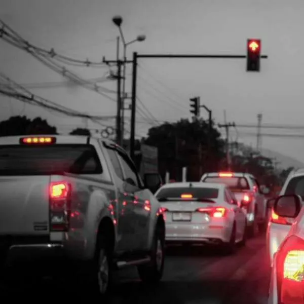 Foto de tráfico vehicular, en nota sobre cómo hacer que el carro ahorre gasolina en el semáforo.
