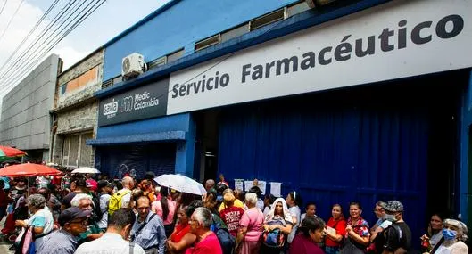 A gritos y empujones: escasez de medicamentos desató el caos en el servicio farmacéutico de Savia Salud en Medellín