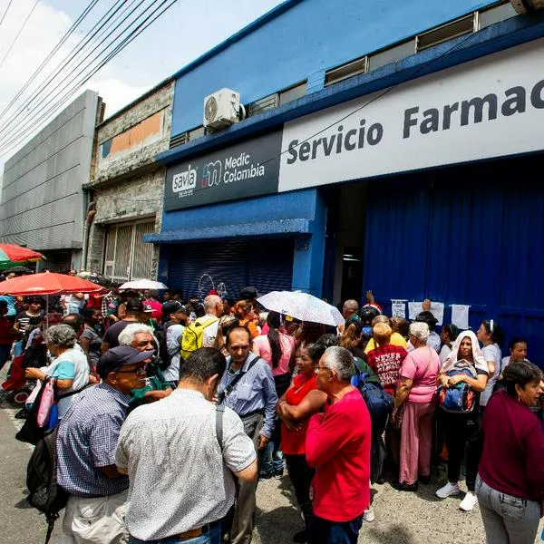 A gritos y empujones: escasez de medicamentos desató el caos en el servicio farmacéutico de Savia Salud en Medellín