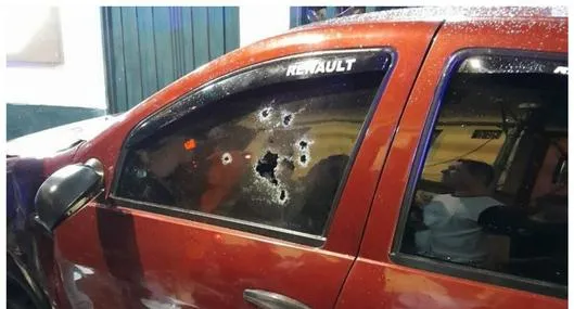 Así quedó el carro donde fue asesinado un hombre durante un tiroteo en la comuna 9 (Buenos Aires) de Medellín