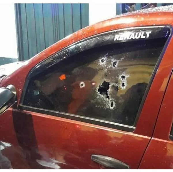 Así quedó el carro donde fue asesinado un hombre durante un tiroteo en la comuna 9 (Buenos Aires) de Medellín