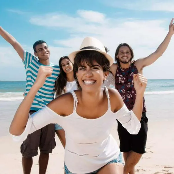 Foto de personas en vacaciones, en nota sobre cómo inscribirse a Travel Sale, tiquetes baratos en junio y descuentos en Colombia