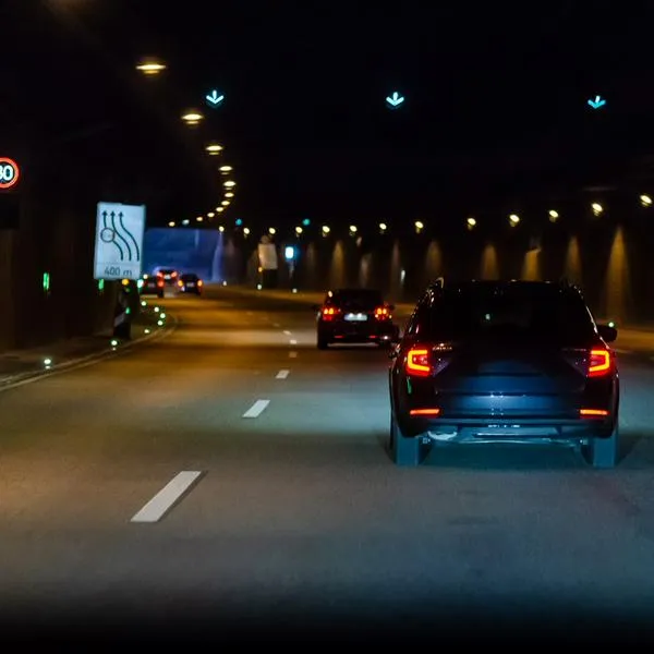 ¿Cuándo está permitido adelantar en el interior de un túnel?