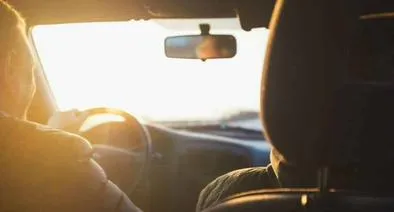 ¿Existe algún peligro en dejar el carro bajo el sol durante mucho tiempo?