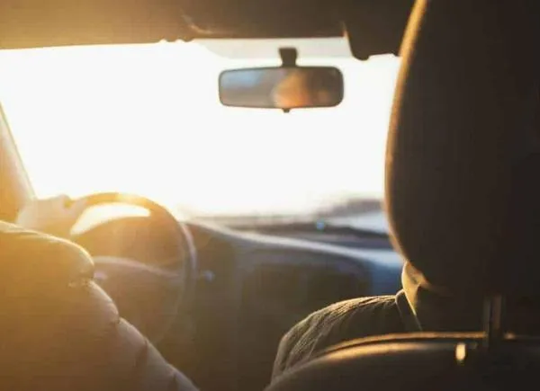 ¿Existe algún peligro en dejar el carro bajo el sol durante mucho tiempo?