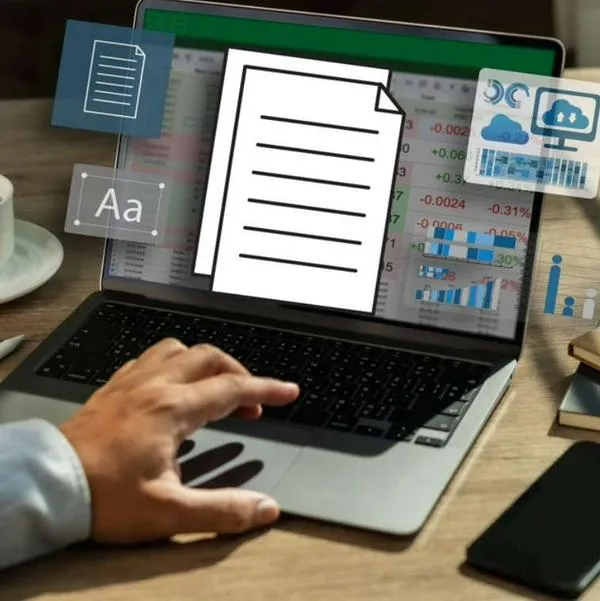 Foto de persona con computador, en nota de cuáles son las 10 fórmulas más usadas en Excel.