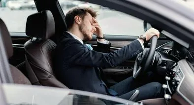 Multa en Colombia por tener pantallas en el carro afectaría a varios conductores: detalles