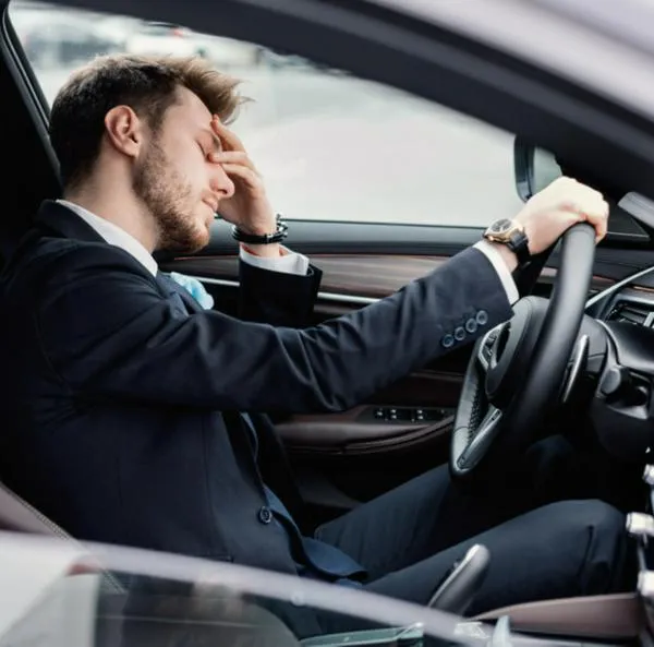 Multa en Colombia por tener pantallas en el carro afectaría a varios conductores: detalles