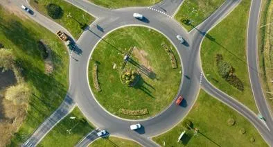 Foto de rotonda, en nota sobre cómo circular correctamente una glorieta con indicaciones para evitar accidentes