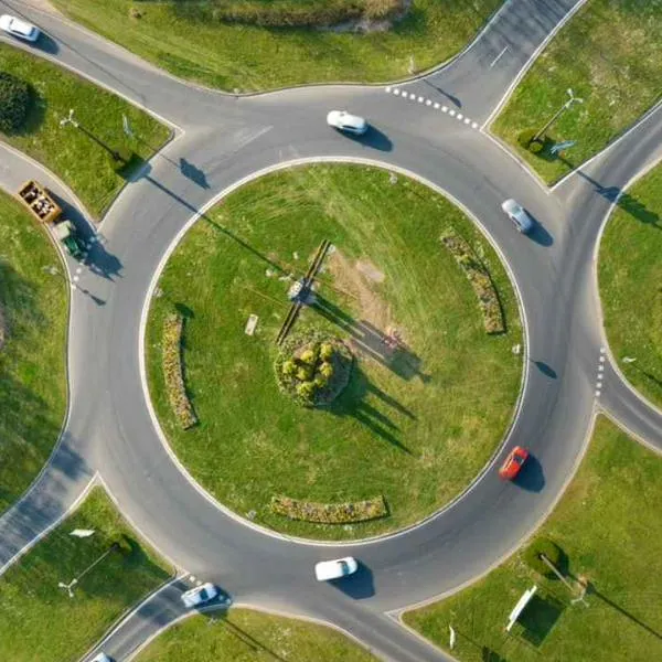Foto de rotonda, en nota sobre cómo circular correctamente una glorieta con indicaciones para evitar accidentes
