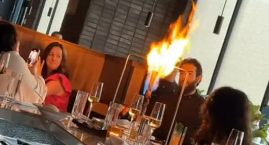 Show en restaurante no salió como se esperaba y le dañó la comida a los comensales: video