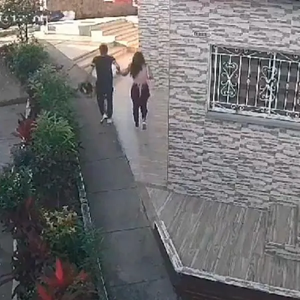 Video | Hombre que agredió a su expareja recibió golpiza de los amigos de la víctima