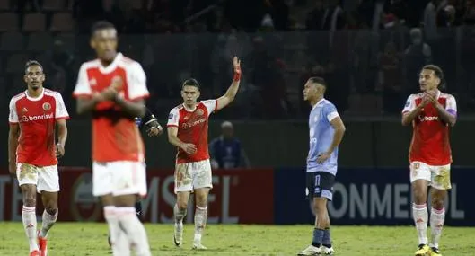 Rafael Santos Borré marcó gol en Sudamericana, pero se dio duro golpe contra el palo