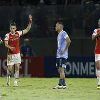 Rafael Santos Borré marcó gol en Sudamericana, pero se dio duro golpe contra el palo