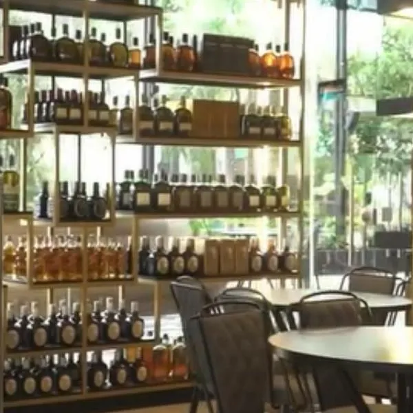 Aparecen nuevos detalles de balacera en exclusiva licorera: una deuda de 1.700 millones de pesos la habría originado entre dos comerciantes. 