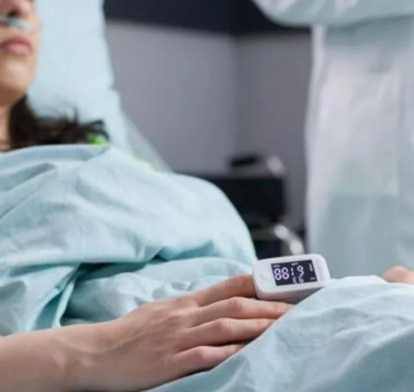 Mujer en hospital. En relación con actriz que sufrió accidente.