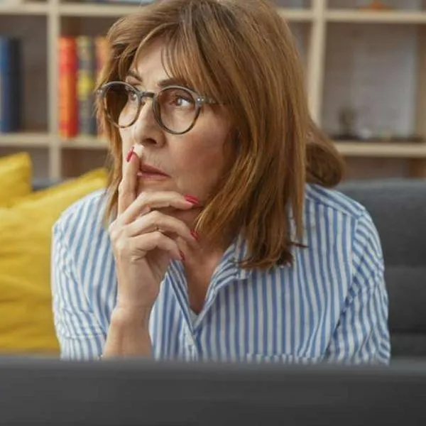 Foto de mujer pensativa, en nota sobre cómo encontrar película sin saber el nombre: trucos que ayudan en Netflix y más