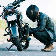 Foto de motociclistas, en nota de qué es lo que más falla en una motocicleta con pasos de prevención por las lluvias