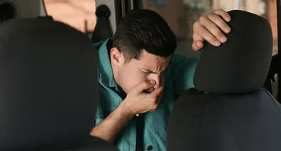 Dónde sentarse para no sufrir de mareo en el carro.