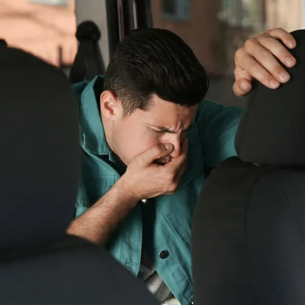 Dónde sentarse para no sufrir de mareo en el carro.