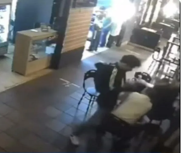 Ladrones le dispararon en la cara a un hombre durante robo: video del indignante ataque