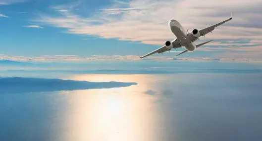 Foto de avión sobre océano, en nota de cuál es el vuelo más largo sobre el mar en el mundo.