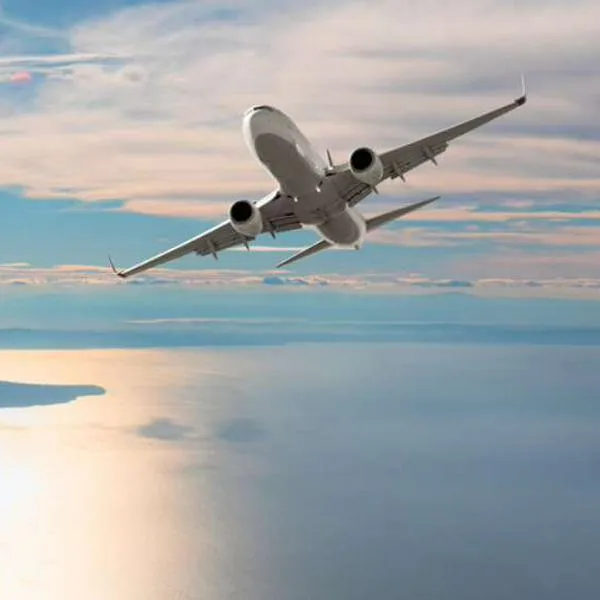 Foto de avión sobre océano, en nota de cuál es el vuelo más largo sobre el mar en el mundo.