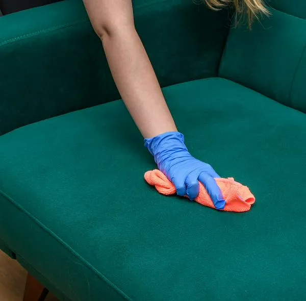 ¿Cómo limpiar los sillones de la sala en seco? 