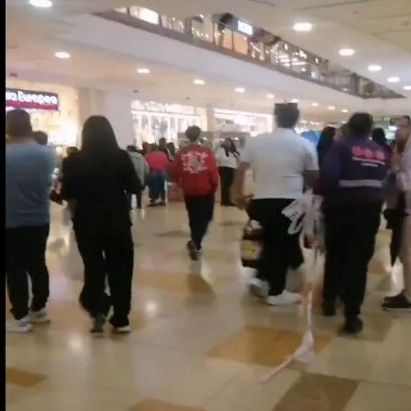 Mujer fue asesinada en el centro comercial Santafé de Bogotá: su pareja la habría atacado