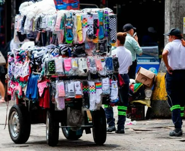 Trabajadores informales de Medellín temen que aumenten desalojos y empiecen a perseguirlos, ¿qué dice la alcaldía?