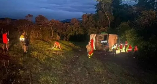 Accidente de tránsito de bus en Boyacá, vía Bogotá a Bucaramanga, dejó 4 muertos